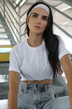 T-shirt feminina 100% Algodão Básica lisa, é a peça perfeita para um look estiloso, gringo, diferente, jovem, in, versátil, trend, combina com jeans, alfaiataria, perfeito para o dia a dia e despojado para usar à noite.