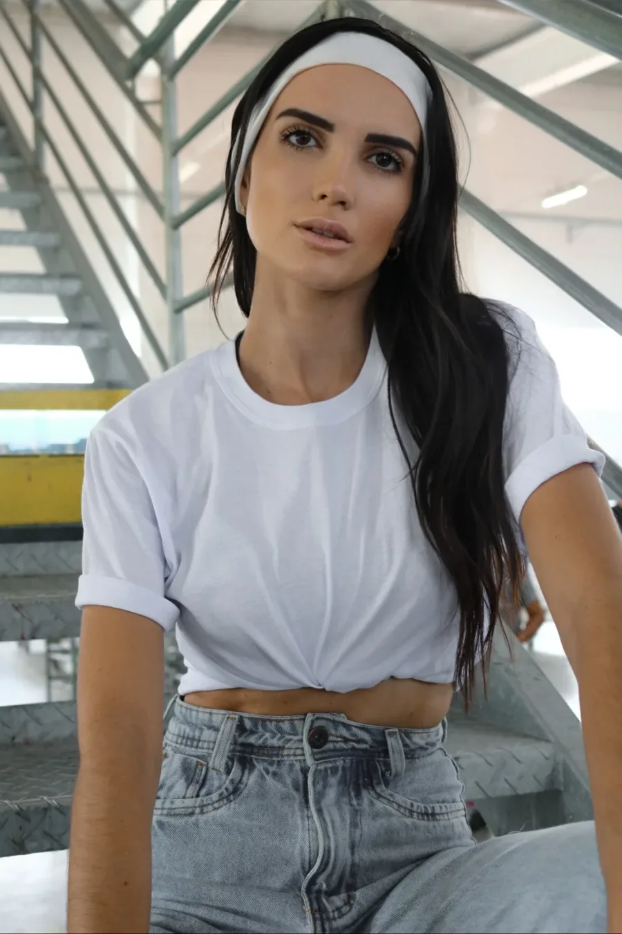 T-shirt feminina 100% Algodão Básica lisa, é a peça perfeita para um look estiloso, gringo, diferente, jovem, in, versátil, trend, combina com jeans, alfaiataria, perfeito para o dia a dia e despojado para usar à noite.