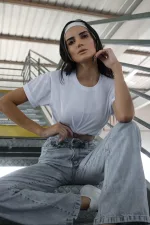 T-shirt feminina 100% Algodão Básica lisa, é a peça perfeita para um look estiloso, gringo, diferente, jovem, in, versátil, trend, combina com jeans, alfaiataria, perfeito para o dia a dia e despojado para usar à noite.
