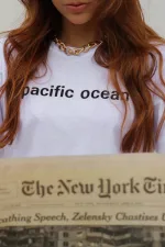 T-shirt feminina podendo ser usada para o casal 100% Algodão Estampada PACIFIC OCEAN ESTAMPA COR PRETO na peça branca, areia, as demais cores vão com estampa cor branca, combina com jeans, alfaiataria, perfeito para o dia a dia. Monte looks despojados e super confortáveis.