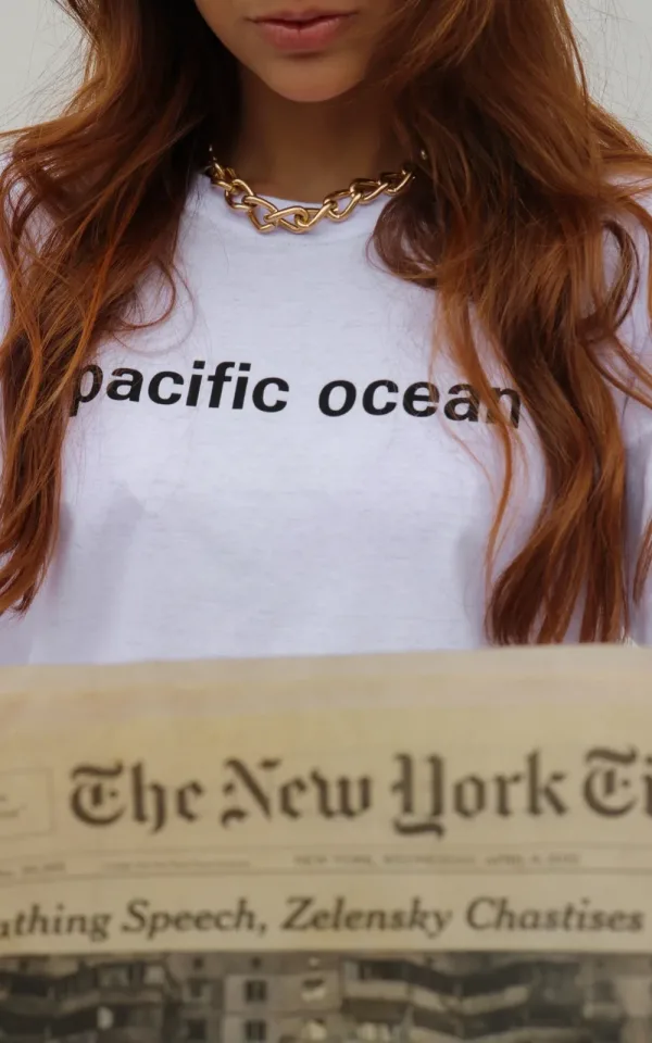 T-shirt feminina podendo ser usada para o casal 100% Algodão Estampada PACIFIC OCEAN ESTAMPA COR PRETO na peça branca, areia, as demais cores vão com estampa cor branca, combina com jeans, alfaiataria, perfeito para o dia a dia. Monte looks despojados e super confortáveis.