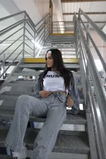 T-shirt feminina 100% Algodão Estampa Musa, é a peça perfeita para um look estiloso, gringo, diferente, jovem, in, versátil, trend, combina com jeans, alfaiataria, perfeito para o dia a dia e despojado para usar à noite.