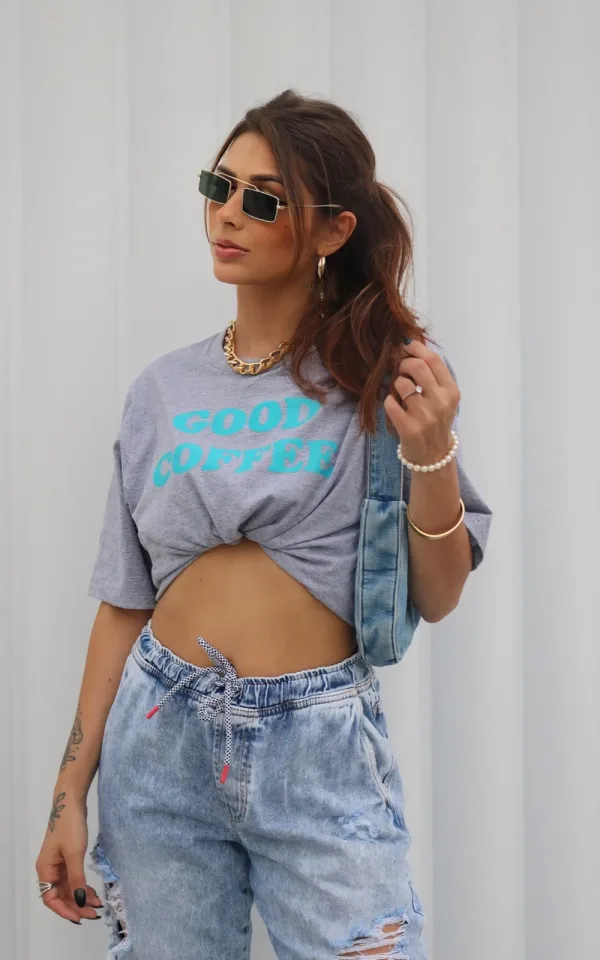 T-shirt feminina 100% Algodão, Estampa Bom Café, ESTAMPA COR TIFFANY SEGUE EM TODAS AS VARIAÇÕES DE CORES, é a peça perfeita para um look estiloso, gringo, diferente, motivacional, jovem, in, versátil, trend, combina com jeans, alfaiataria, perfeito para o dia a dia e despojado para usar à noite.