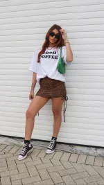 T-shirt feminina 100% Algodão Estampa BOM CAFÉ, ESTAMPA COR PRETO, é a peça perfeita para um look estiloso, gringo, diferente, motivacional, jovem, in, versátil, trend, combina com jeans, alfaiataria, perfeito para o dia a dia e despojado para usar a noite.
