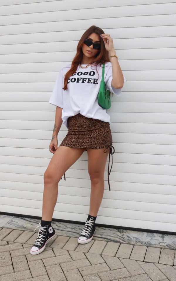 T-shirt feminina 100% Algodão Estampa BOM CAFÉ, ESTAMPA COR PRETO, é a peça perfeita para um look estiloso, gringo, diferente, motivacional, jovem, in, versátil, trend, combina com jeans, alfaiataria, perfeito para o dia a dia e despojado para usar a noite.
