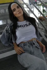 T-shirt feminina 100% Algodão Estampa Musa, é a peça perfeita para um look estiloso, gringo, diferente, jovem, in, versátil, trend, combina com jeans, alfaiataria, perfeito para o dia a dia e despojado para usar à noite.