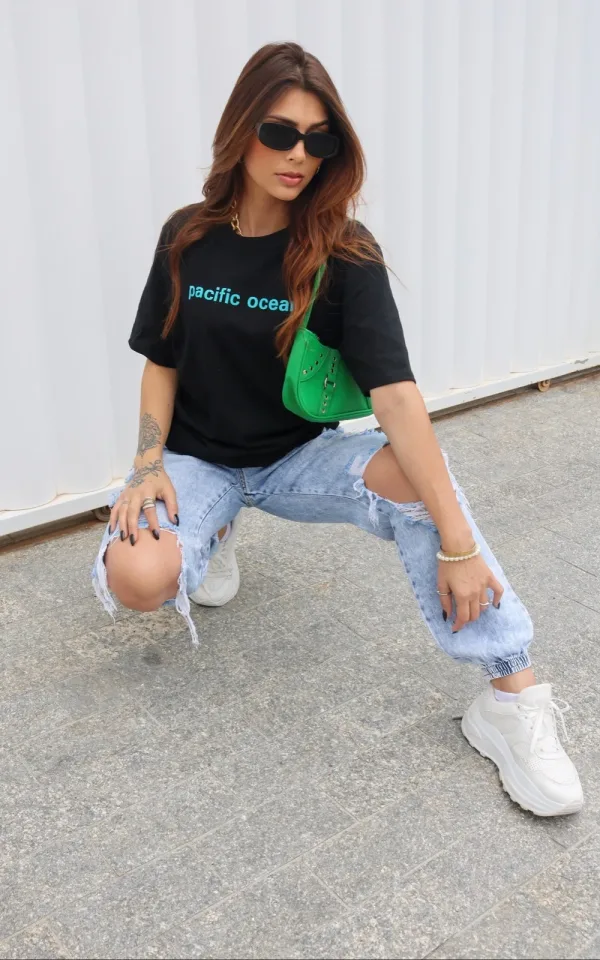T-shirt feminina 100% Algodão Estampa Viva os Momentos verde , seguindo a cor verde de estampa em todas as variações de cores das peças combina com jeans, alfaiataria, perfeito para o dia a dia. Monte Looks despojados e super confortáveis.