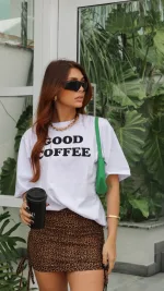 T-shirt feminina 100% Algodão Estampa BOM CAFÉ, ESTAMPA COR PRETO, é a peça perfeita para um look estiloso, gringo, diferente, motivacional, jovem, in, versátil, trend, combina com jeans, alfaiataria, perfeito para o dia a dia e despojado para usar a noite.