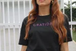 T-shirt feminina 100% Algodão, estampa Gratidão, estampa rosa fluor segue em todas as cores de peças, combina com jeans, alfaiataria, perfeito para o dia a dia. Monte looks despojados e super confortáveis.