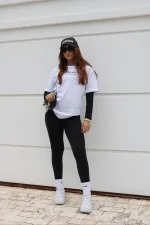 T-shirt feminina 100% Algodão Estampa Universo me surpreenda seguindo estampa preta nas peças : branca e areia, e estampa branca nas cores de peças: vermelho, esmeralda, laranja, rosa, preto e cinza mescla , combina com jeans, alfaiataria, perfeito para o dia a dia. Monte looks despojados e super confortáveis.
