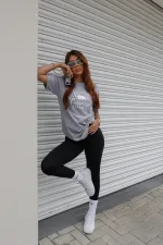 T-shirt feminina 100% Algodão Estampa California Basic, seguindo estampa preta nas peças: branca e areia, e estampa branca nas cores de peças: vermelho, esmeralda, laranja, rosa, preto e cinza, mescla, combina com jeans, alfaiataria, perfeito para o dia a dia. Monte looks despojados e super confortáveis.