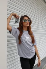 T-shirt feminina 100% Algodão Estampa California Basic, seguindo estampa preta nas peças: branca e areia, e estampa branca nas cores de peças: vermelho, esmeralda, laranja, rosa, preto e cinza, mescla, combina com jeans, alfaiataria, perfeito para o dia a dia. Monte looks despojados e super confortáveis.