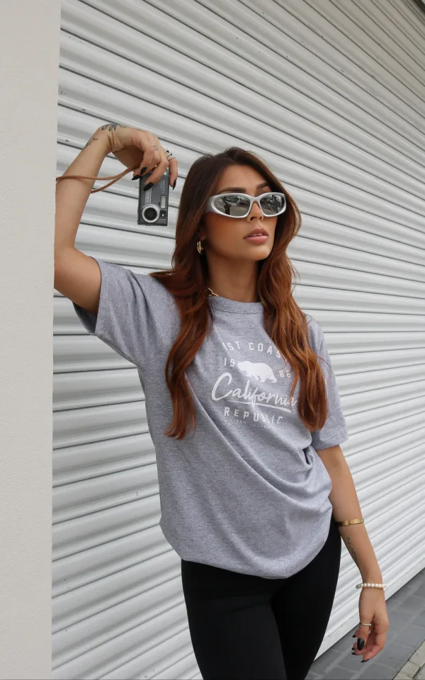 T-shirt feminina 100% Algodão Estampa California Basic, seguindo estampa preta nas peças: branca e areia, e estampa branca nas cores de peças: vermelho, esmeralda, laranja, rosa, preto e cinza, mescla, combina com jeans, alfaiataria, perfeito para o dia a dia. Monte looks despojados e super confortáveis.