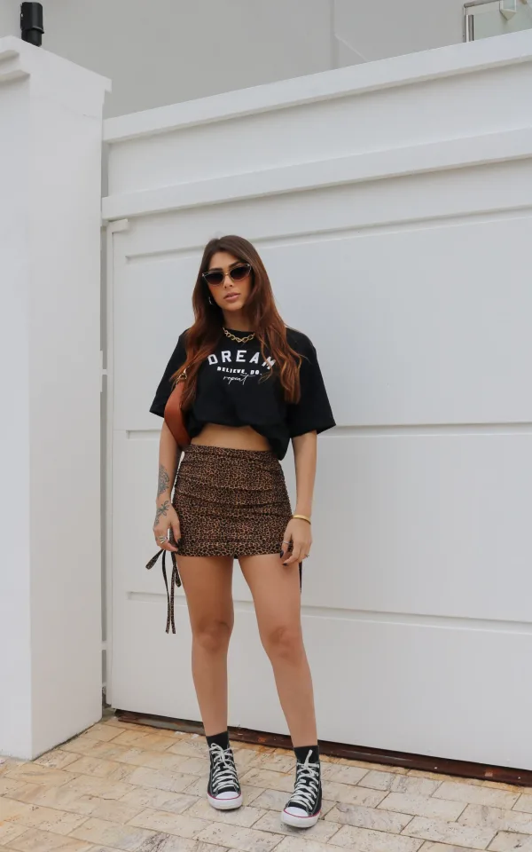 T-shirt feminina 100% Algodão Estampa DREAM combina com jeans, alfaiataria, perfeito para o dia a dia. Monte looks despojados e super confortáveis.