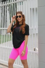 T-shirt feminina 100% Algodão, estampa Gratidão, estampa rosa fluor segue em todas as cores de peças, combina com jeans, alfaiataria, perfeito para o dia a dia. Monte looks despojados e super confortáveis.
