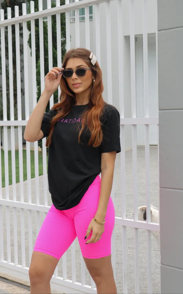 T-shirt feminina 100% Algodão, estampa Gratidão, estampa rosa fluor segue em todas as cores de peças, combina com jeans, alfaiataria, perfeito para o dia a dia. Monte looks despojados e super confortáveis.
