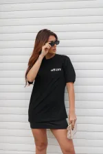 T-shirt feminina 100% Algodão Estampa Offline, estampa branca na peça de cor preta, rosa, laranja, esmeralda, cinza, mescla e vermelha, estampa preta básica na peça de cor areia, branca, combina com jeans, alfaiataria, perfeito para o dia a dia. Monte looks despojados e super confortáveis.