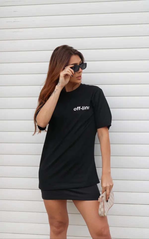 T-shirt feminina 100% Algodão Estampa Offline, estampa branca na peça de cor preta, rosa, laranja, esmeralda, cinza, mescla e vermelha, estampa preta básica na peça de cor areia, branca, combina com jeans, alfaiataria, perfeito para o dia a dia. Monte looks despojados e super confortáveis.