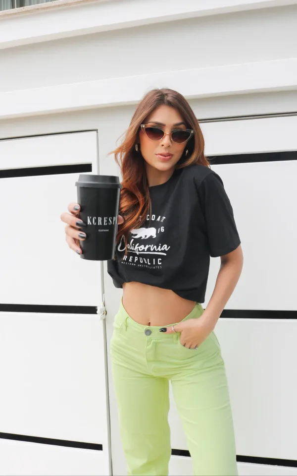 T-shirt feminina 100% Algodão Estampa Cali, estampa branca na peça de cor preta, rosa, laranja, esmeralda, cinza, mescla e vermelha, estampa preta básica na peça de cor areia, branca, combina com jeans, alfaiataria, perfeito para o dia a dia. Monte looks despojados e super confortáveis.