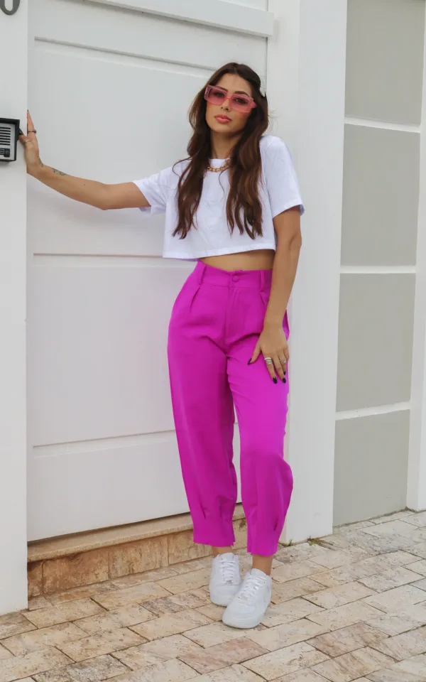 Cropped  Feminino 100% Algodão  é a peça perfeita para um look estiloso, combina com jeans, alfaiataria, perfeito para o dia a dia. Monte looks despojados e super confortáveis.