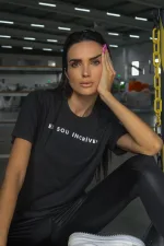 T-shirt feminina 100% Algodão Eu sou incrível, é a peça perfeita para um look estiloso, gringo, diferente, motivacional, jovem, in, versátil, trend, combina com jeans, alfaiataria, perfeito para o dia a dia e despojado para usar à noite.