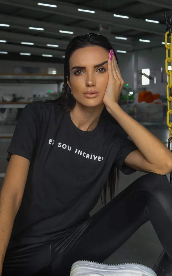 T-shirt feminina 100% Algodão Eu sou incrível, é a peça perfeita para um look estiloso, gringo, diferente, motivacional, jovem, in, versátil, trend, combina com jeans, alfaiataria, perfeito para o dia a dia e despojado para usar à noite.