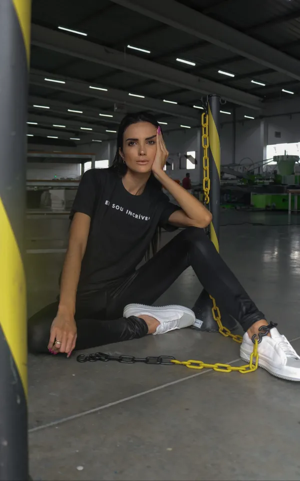T-shirt feminina 100% Algodão Eu sou incrível, é a peça perfeita para um look estiloso, gringo, diferente, motivacional, jovem, in, versátil, trend, combina com jeans, alfaiataria, perfeito para o dia a dia e despojado para usar à noite.