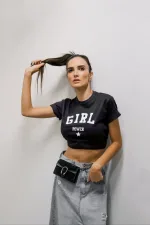 T-shirt feminina 100% Algodão Estampa estampa GIRL POWER, estampa preta nas peças: branco , areia , estampa branco : peça vermelha, esmeralda, laranja , preto e mescla,  é a peça perfeita para um look estiloso, gringo, diferente, motivacional, jovem, in, versátil, trend, combina com jeans, alfaiataria, perfeito para o dia a dia e despojado para usar a noite.