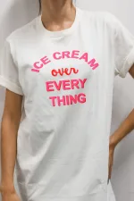 T-shirt feminina 100% Algodão Estampa SORVETE, é a peça perfeita para um look estiloso, gringo, diferente, motivacional, jovem, in, versátil, trend, combina com jeans, alfaiataria, perfeito para o dia a dia e despojado para usar à noite.