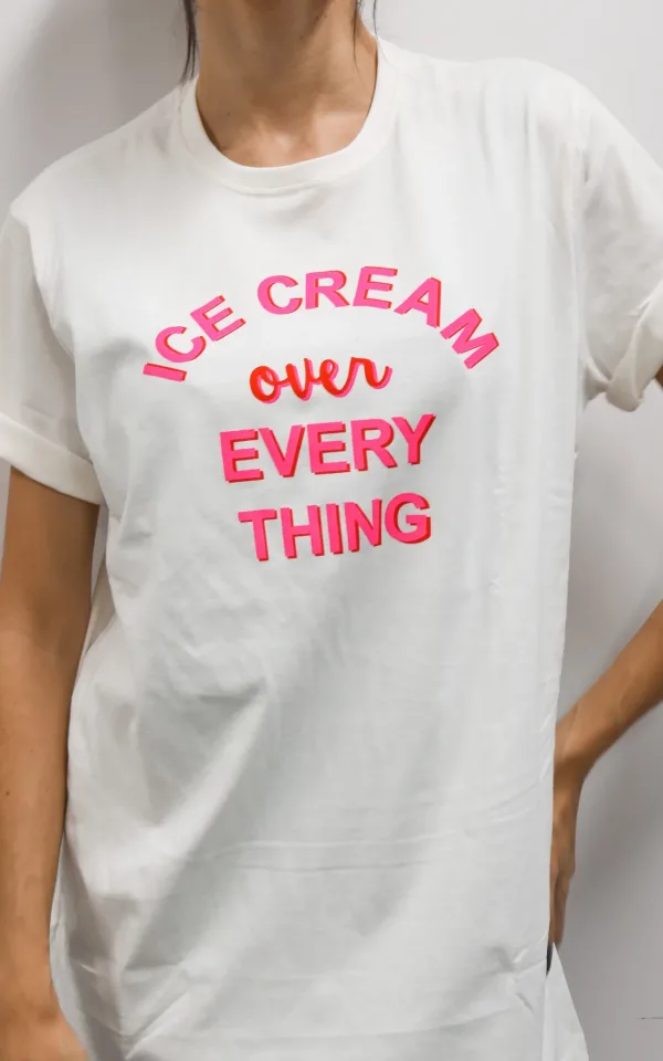 T-shirt feminina 100% Algodão Estampa SORVETE, é a peça perfeita para um look estiloso, gringo, diferente, motivacional, jovem, in, versátil, trend, combina com jeans, alfaiataria, perfeito para o dia a dia e despojado para usar à noite.