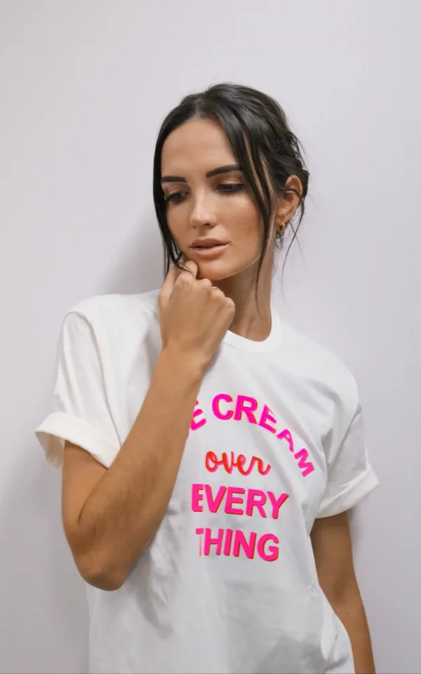 T-shirt feminina 100% Algodão Estampa SORVETE, é a peça perfeita para um look estiloso, gringo, diferente, motivacional, jovem, in, versátil, trend, combina com jeans, alfaiataria, perfeito para o dia a dia e despojado para usar à noite.