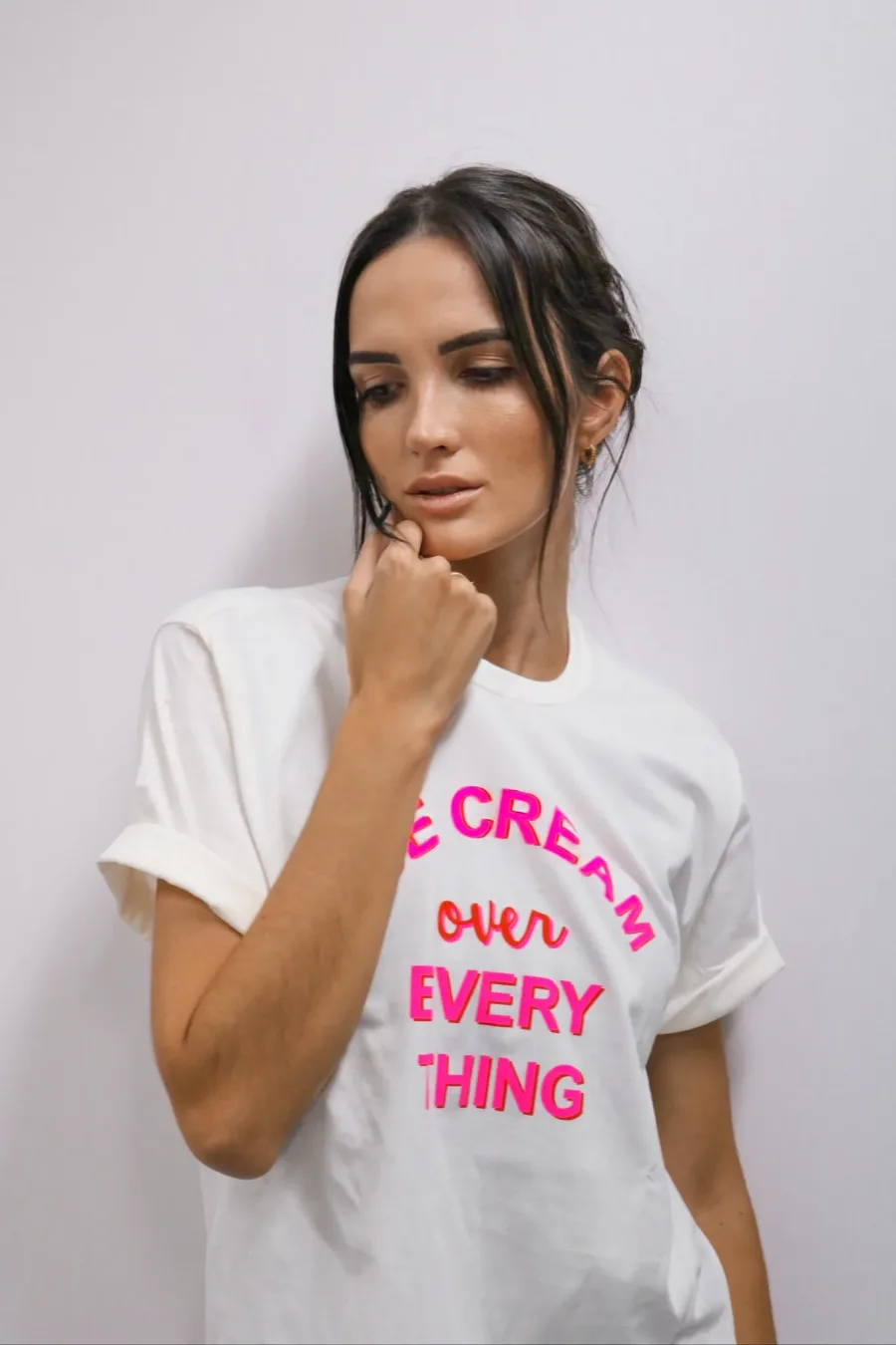 T-shirt feminina 100% Algodão Estampa SORVETE, é a peça perfeita para um look estiloso, gringo, diferente, motivacional, jovem, in, versátil, trend, combina com jeans, alfaiataria, perfeito para o dia a dia e despojado para usar à noite.