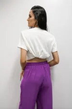 T-shirt feminina 100% Algodão Estampa ICE CREAM EM FOIL azul tendência, combina com jeans, alfaiataria, perfeito para o dia a dia. Monte looks despojados e super confortáveis.