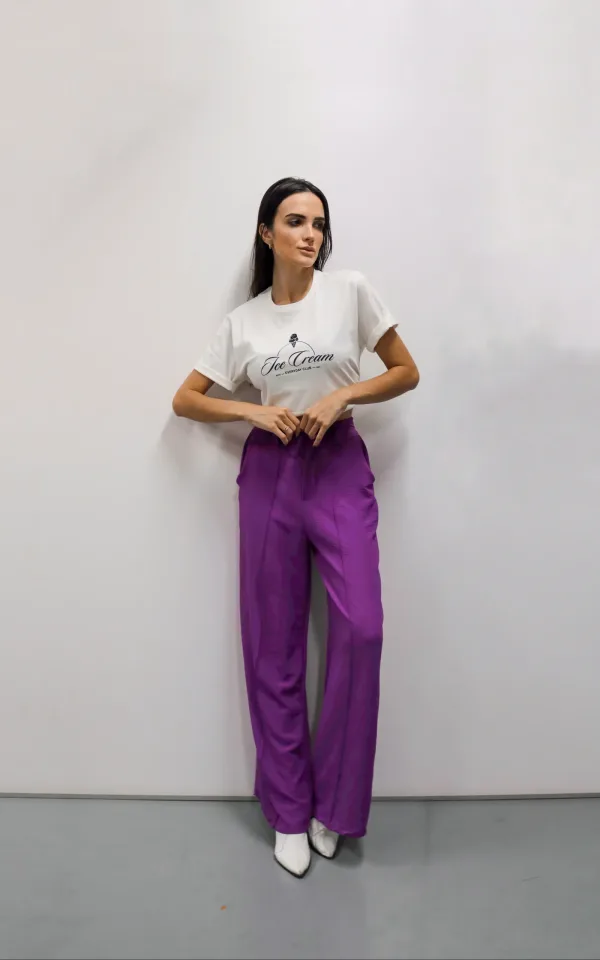 T-shirt feminina 100% Algodão Estampa ICE CREAM EM FOIL azul tendência, combina com jeans, alfaiataria, perfeito para o dia a dia. Monte looks despojados e super confortáveis.