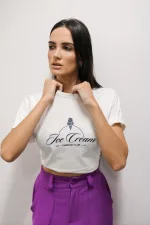 T-shirt feminina 100% Algodão Estampa ICE CREAM EM FOIL azul tendência, combina com jeans, alfaiataria, perfeito para o dia a dia. Monte looks despojados e super confortáveis.