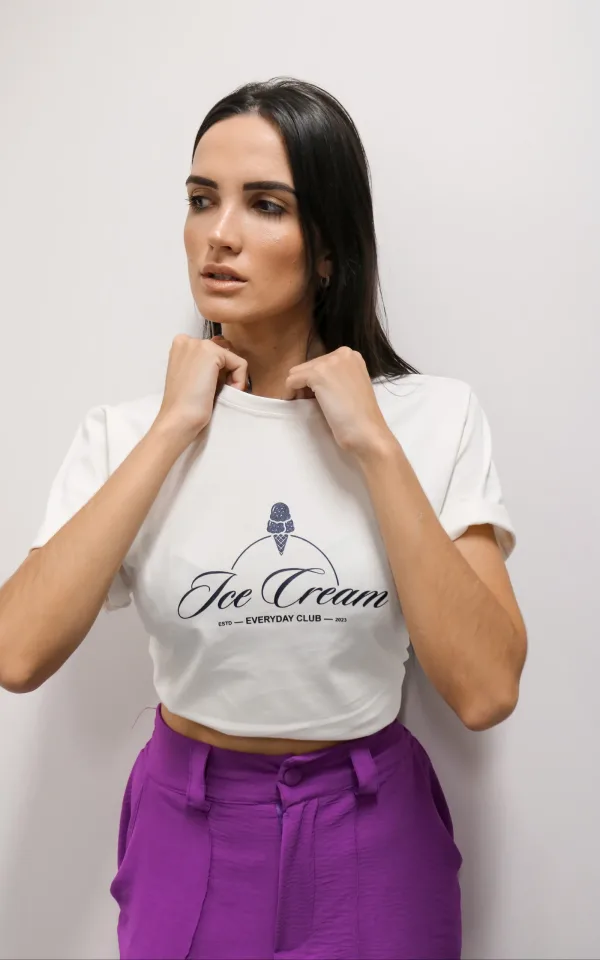 T-shirt feminina 100% Algodão Estampa ICE CREAM EM FOIL azul tendência, combina com jeans, alfaiataria, perfeito para o dia a dia. Monte looks despojados e super confortáveis.