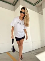 T-shirt feminina 100% Algodão Estampa Calabasas: estampa branca na peça de cor preta, rosa, laranja, esmeralda, cinza, mescla e vermelha, estampa preta básica na peça de cor areia, branca, combina com jeans, alfaiataria, perfeito para o dia a dia. Monte looks despojados e super confortáveis.