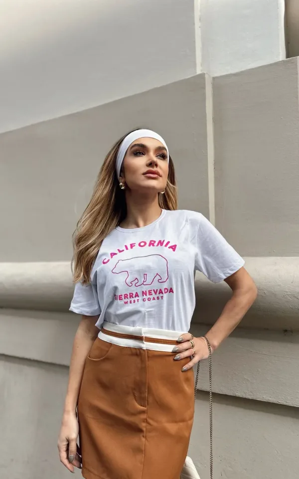 T-shirt feminina 100% Algodão Estampa California estampa rosa Flúor em todas as variações de cores,  combina com jeans, alfaiataria, perfeito para o dia a dia. Monte looks despojados e super confortáv
