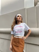 T-shirt feminina 100% Algodão Estampa California estampa rosa Flúor em todas as variações de cores,  combina com jeans, alfaiataria, perfeito para o dia a dia. Monte looks despojados e super confortáv