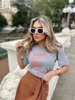 T-shirt feminina 100% Algodão, estampa Aperol, estampa laranja flúor em todas as variações de cores das peças, combina com jeans, alfaiataria, perfeito para o dia a dia. Monte looks despojados e super confortáveis.