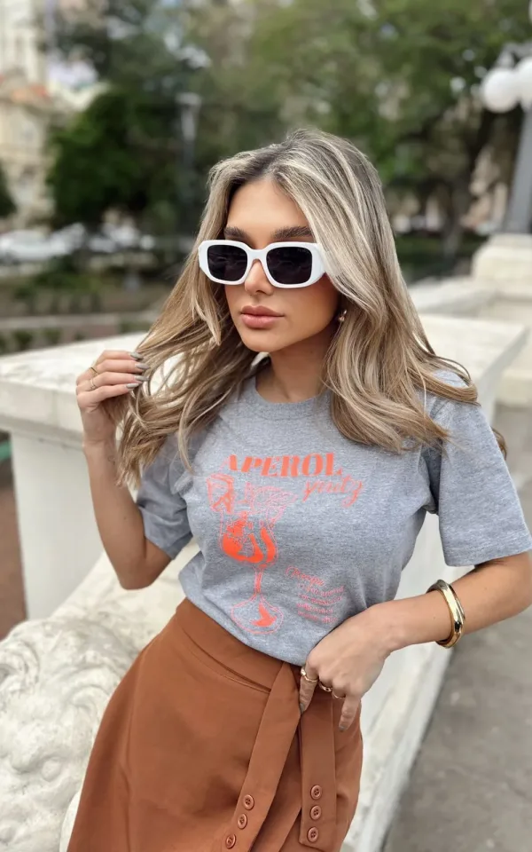 T-shirt feminina 100% Algodão, estampa Aperol, estampa laranja flúor em todas as variações de cores das peças, combina com jeans, alfaiataria, perfeito para o dia a dia. Monte looks despojados e super confortáveis.