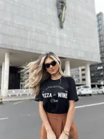 T-shirt feminina 100% Algodão, estampa Pizza and Wine, estampa branca na peça de cor preta, rosa, laranja, esmeralda, cinza, mescla e vermelha, estampa preta básica na peça de cor areia, branca, combina com jeans, alfaiataria, perfeito para o dia a dia. Monte looks despojados e super confortáveis.