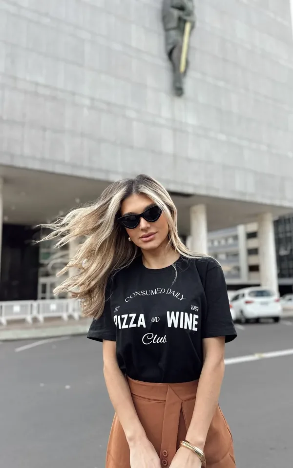 T-shirt feminina 100% Algodão, estampa Pizza and Wine, estampa branca na peça de cor preta, rosa, laranja, esmeralda, cinza, mescla e vermelha, estampa preta básica na peça de cor areia, branca, combina com jeans, alfaiataria, perfeito para o dia a dia. Monte looks despojados e super confortáveis.