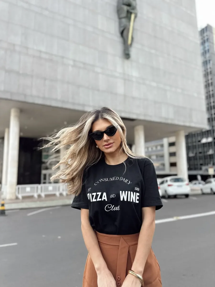 T-shirt feminina 100% Algodão, estampa Pizza and Wine, estampa branca na peça de cor preta, rosa, laranja, esmeralda, cinza, mescla e vermelha, estampa preta básica na peça de cor areia, branca, combina com jeans, alfaiataria, perfeito para o dia a dia. Monte looks despojados e super confortáveis.