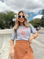T-shirt feminina 100% Algodão, estampa Aperol, estampa laranja flúor em todas as variações de cores das peças, combina com jeans, alfaiataria, perfeito para o dia a dia. Monte looks despojados e super confortáveis.
