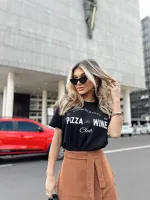 T-shirt feminina 100% Algodão, estampa Pizza and Wine, estampa branca na peça de cor preta, rosa, laranja, esmeralda, cinza, mescla e vermelha, estampa preta básica na peça de cor areia, branca, combina com jeans, alfaiataria, perfeito para o dia a dia. Monte looks despojados e super confortáveis.