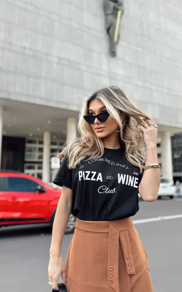 T-shirt feminina 100% Algodão, estampa Pizza and Wine, estampa branca na peça de cor preta, rosa, laranja, esmeralda, cinza, mescla e vermelha, estampa preta básica na peça de cor areia, branca, combina com jeans, alfaiataria, perfeito para o dia a dia. Monte looks despojados e super confortáveis.