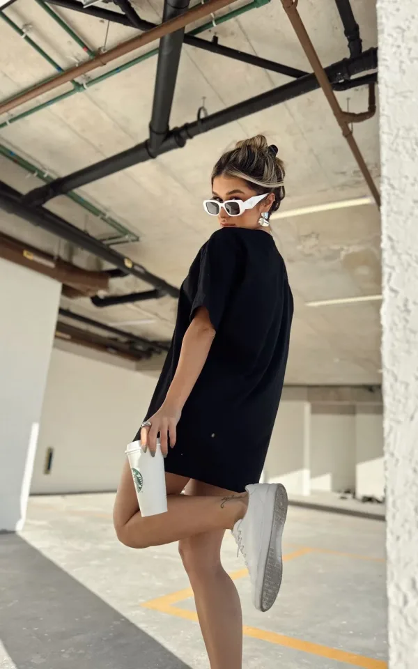 T-shirt feminina 100% Algodão Estampa Iced Coffee estampa branca na peça de cor preta, rosa, laranja, esmeralda, cinza, mescla e vermelha, estampa preta basica na peça de cor areia, branca, combina com jeans, alfaiataria, perfeito para o dia a dia. Monte Looks despojados e super confortáveis.