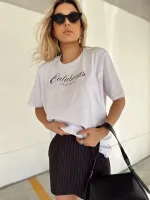 T-shirt feminina 100% Algodão Estampa Calabasas: estampa branca na peça de cor preta, rosa, laranja, esmeralda, cinza, mescla e vermelha, estampa preta básica na peça de cor areia, branca, combina com jeans, alfaiataria, perfeito para o dia a dia. Monte looks despojados e super confortáveis.