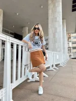 T-shirt feminina 100% Algodão, estampa FUTEBOL AMERICANO, estampa branca na peça de cor preta, rosa, laranja, esmeralda, cinza, mescla e vermelha, estampa preta básica na peça de cor areia, branca, combina com jeans, alfaiataria, perfeito para o dia a dia. Monte looks despojados e super confortáveis.